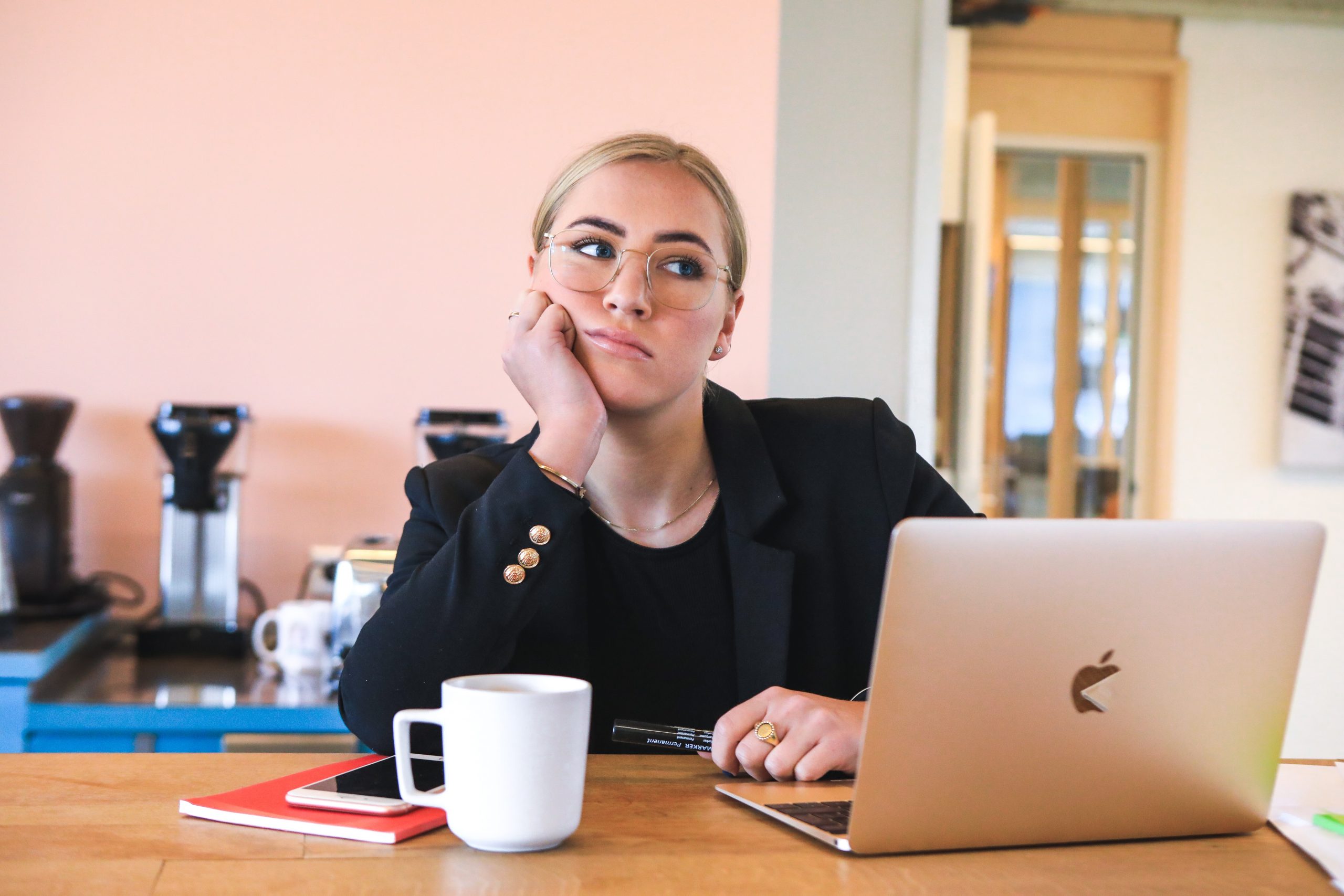 Jeune femme s'ennuie au travail