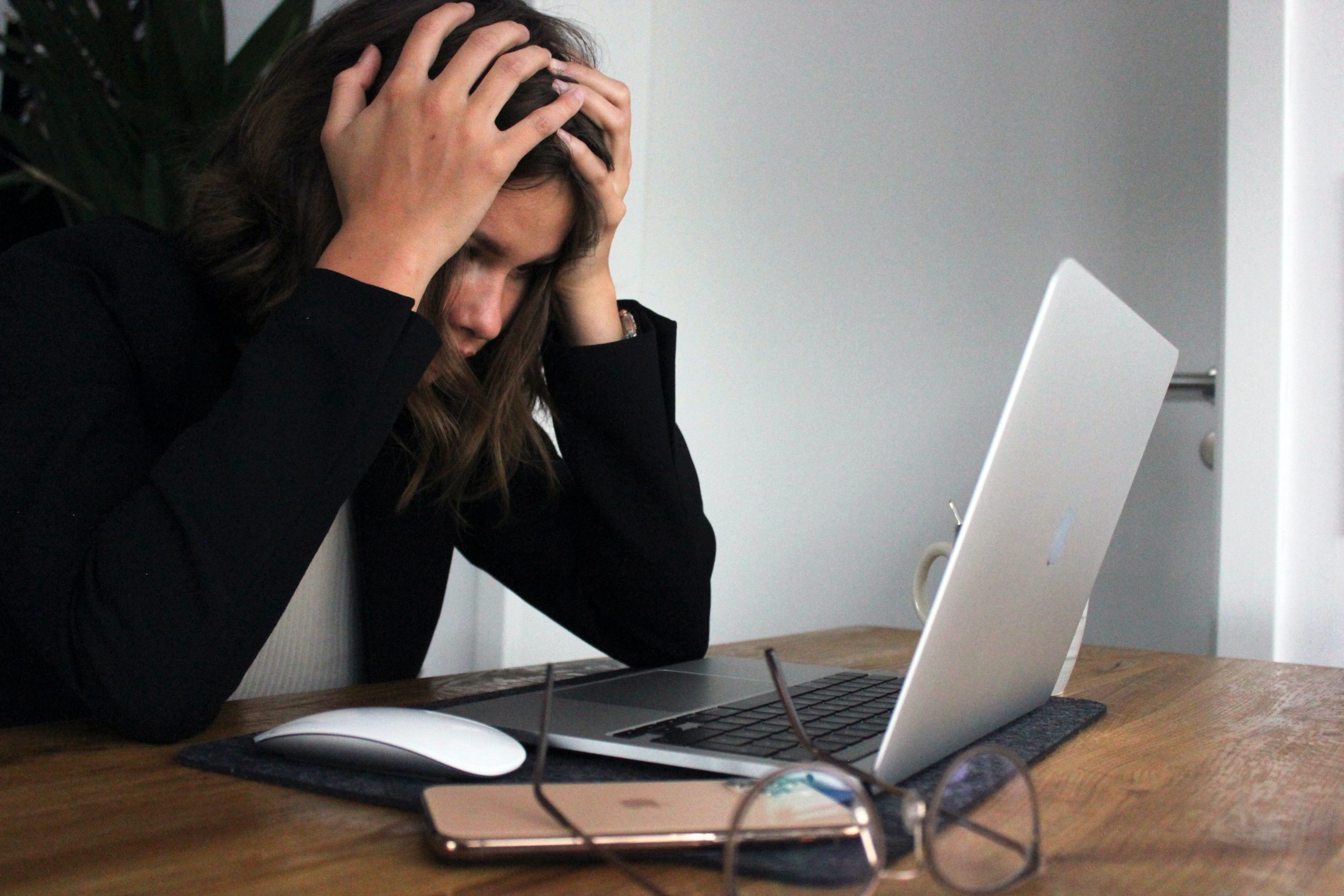 femme fatiguée travail tête dans les mains